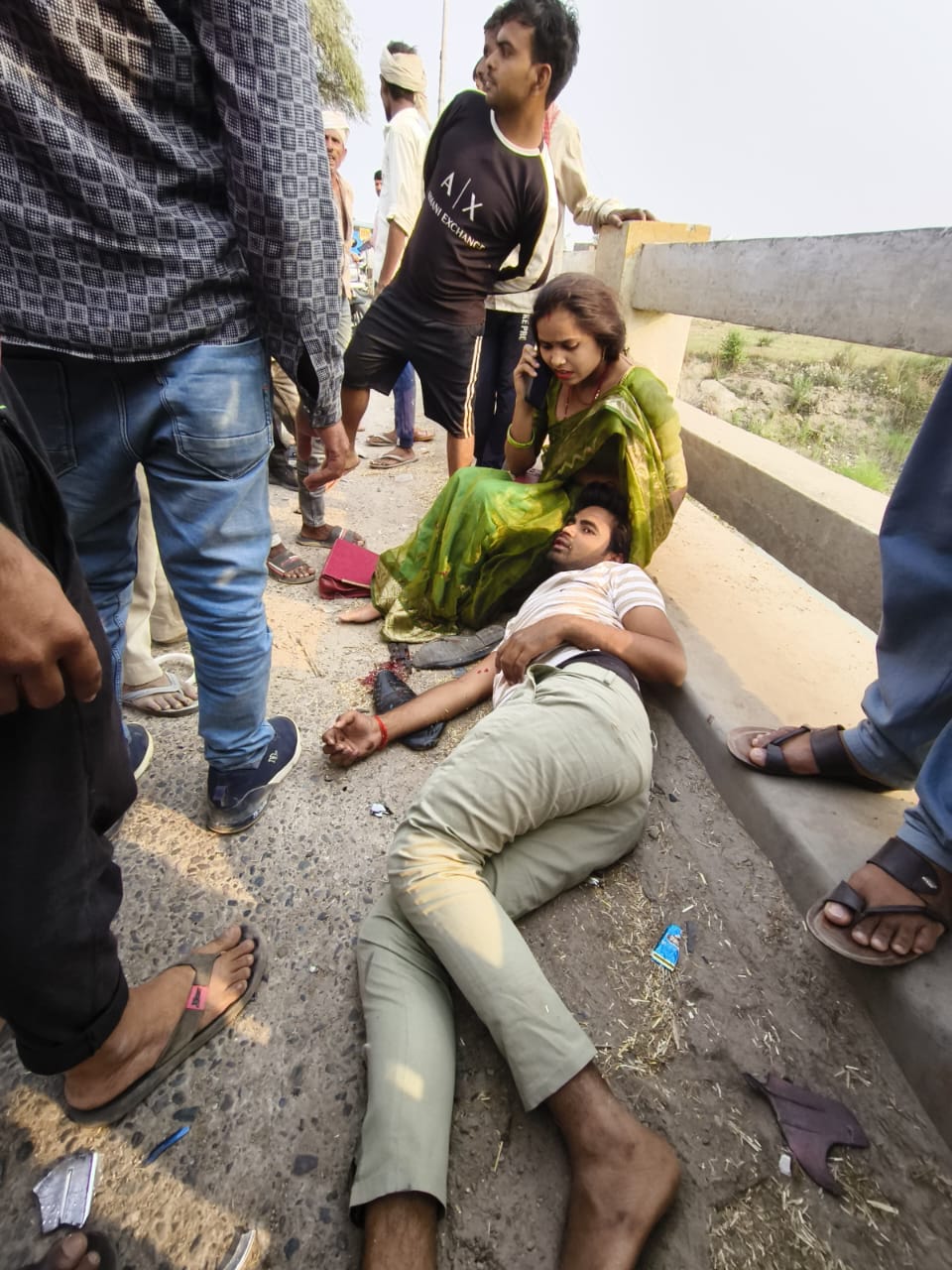 बोलेरो की टक्कर से बाइक सवार दंपति घायल, पति हरदोई रेफर पत्नी का स्थानीय स्वास्थ्य केंद्र पर चल रहा इलाज