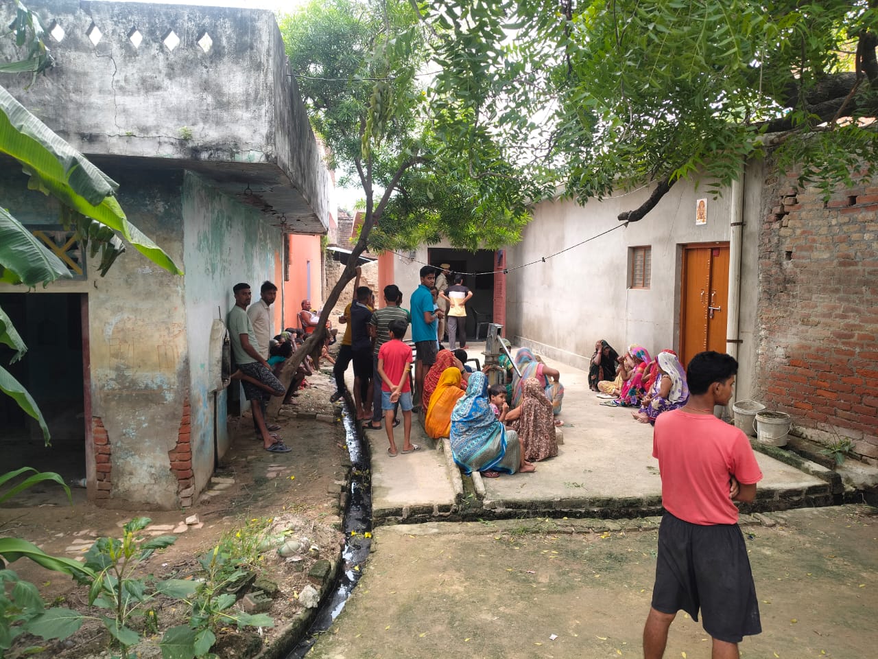 पाली थाना क्षेत्र के अलियापुर गाँव में रविवार सुबह उस समय हड़कंप मच गया जब सरवेंद्र मिश्रा की पुत्री मानवी (22) ने घर के कमरे में तमंचे से गोली मारकर आत्महत्या कर ली