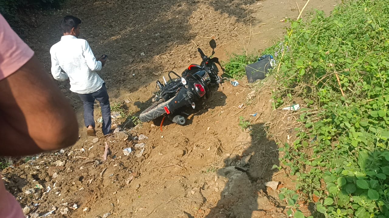 खेत पर जाते समय सड़क हादसे में वृद्ध की मौत, बाइक सवार भी घायल