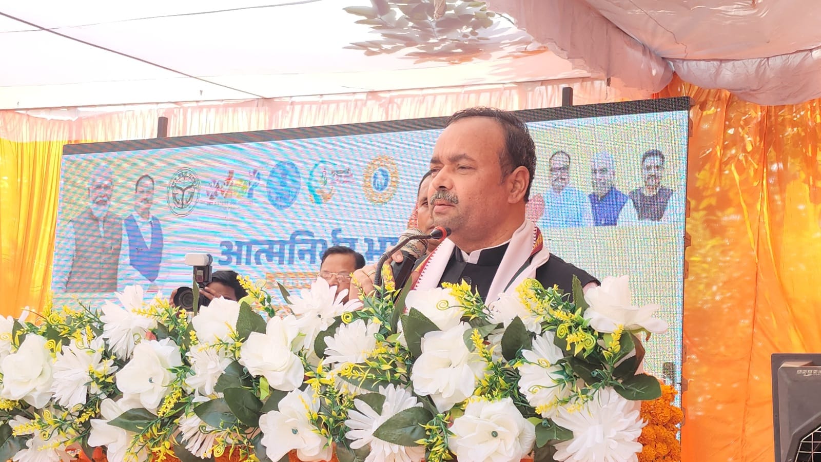 यूपी ट्रेंड शो स्वदेशी मेला का सहकारिता मंत्री ने उद्घाटन