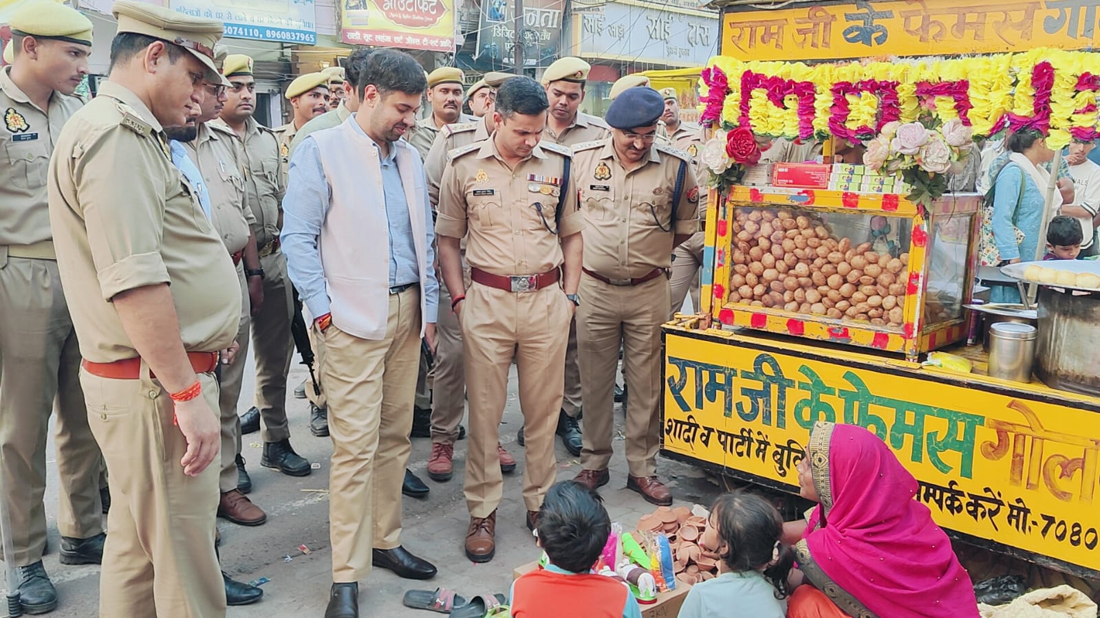 धनतेरस पर हरदोई प्रशासन का शहर भ्रमण, नागरिकों से ‘लोकल फॉर वोकल’ को अपनाने की अपील