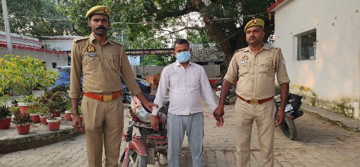 हरदोई में मिशन शक्ति की उड़ी धज्जियां — विशेष समुदाय के युवक द्वारा भीड़भाड़ वाले बाजार में युवती से की गई छेड़खानी, पुलिस की नींद टूटी वीडियो वायरल होने के बाद हुई कार्यवाही