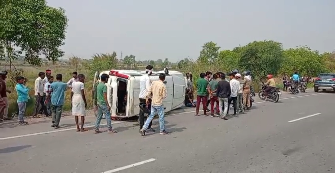 डिवाइडर से टकराकर सड़क पर पलटी कार तीन लोग हुए घायल