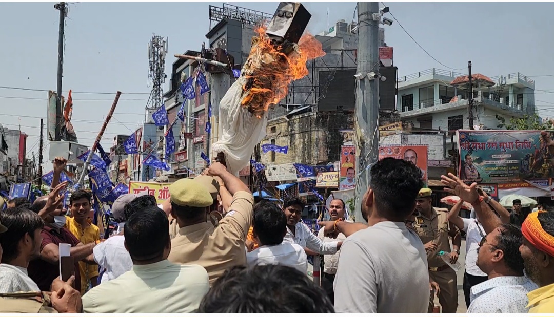 पश्चिम बंगाल हिंसा को लेकर विश्व हिंदू परिषद ने बंगाल की मुख्यमंत्री ममता बनर्जी का सिनेमा चौराहे पर जलाया पुतला