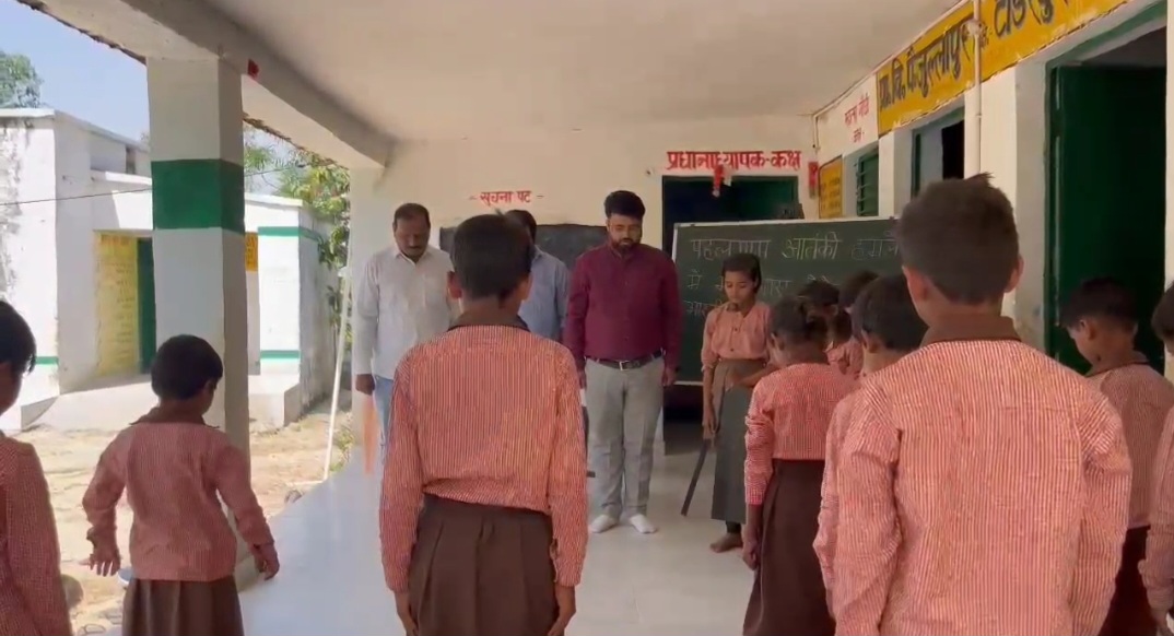 प्राथमिक  विद्यालय फैजुल्लापुर के बच्चों ने पहलगाम में मारे गए भारतीयों को अर्पित की श्रद्धांजलि 