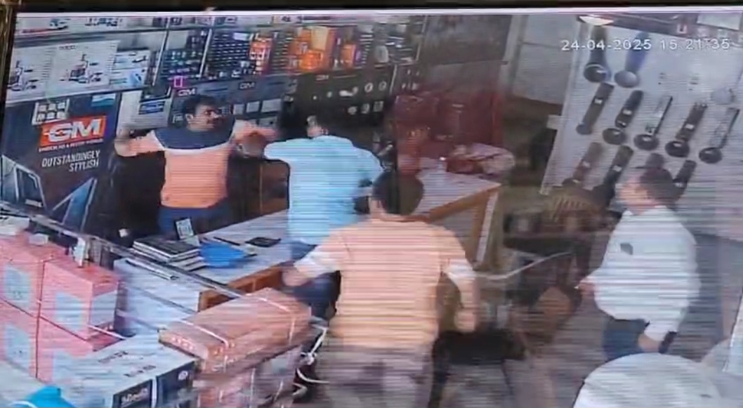 हरदोई में उधार न देने पर दुकानदार की पिटाई, सीसीटीवी में कैद हुई घटना