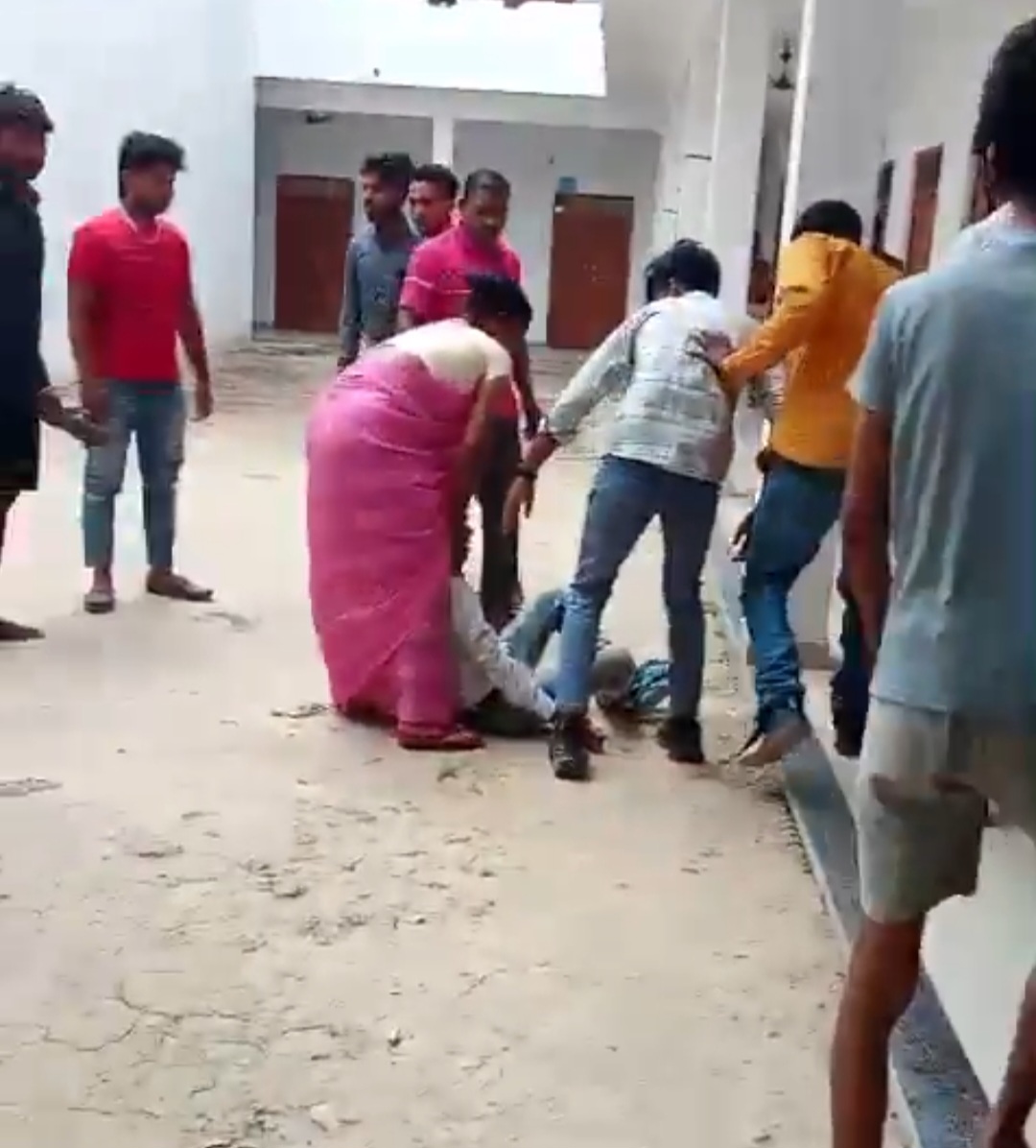 फार्मेसी कॉलेज में दो छात्रों ने की एक छात्र की पिटाई,वीडियो हुआ वायरल