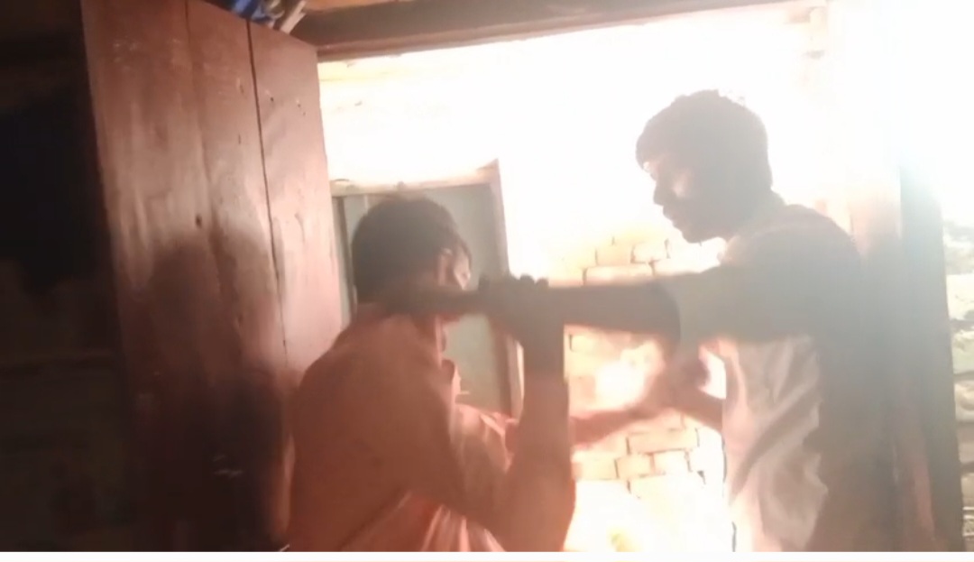 घरेलू विवाद में साले और बहनोई के बीच मारपीट, पुलिस ने कराया सुलह, वीडियो वायरल