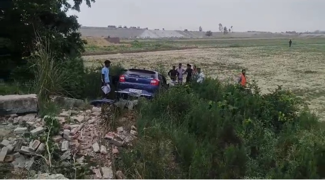 बिल्हौर कटरा हाईवे पर कौशिया के पास तेज रफ्तार कार पुलिया तोड़ते हुए खाई में गिरी, दो की हालत नाजुक