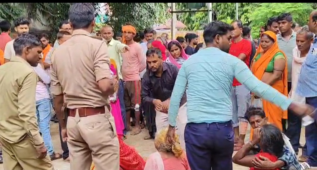 हरदोई में डंपर और बाइक की टक्कर में दो की मौत, गांव में पसरा मातम