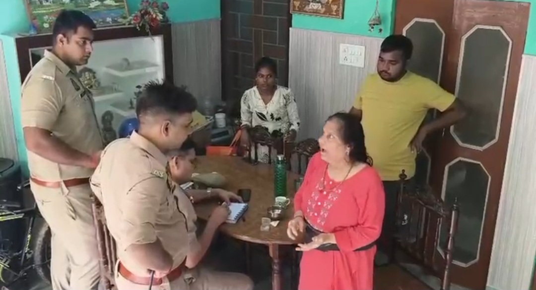 शहर के पॉश इलाके में दिन दहाड़े महिला से हुई टप्पेबाजी, लाखो के आभूषण ले उड़े टप्पेबाज, सीसीटीवी फुटेज के आधार पर पुलिस जाँच में जुटी 