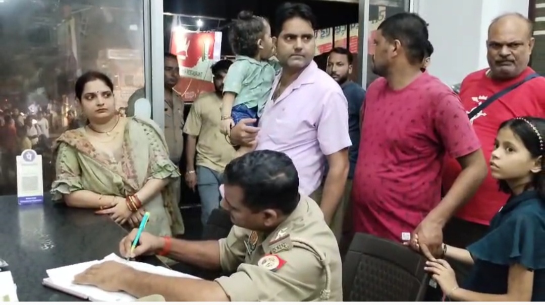दुकान के सामने बाइक खड़ी करने पर हुए विवाद में दुकानदार ने युवक के साथ की अभद्रता विरोध करने पर युवक के साथ मौजूद महिला के मारे थप्पड़