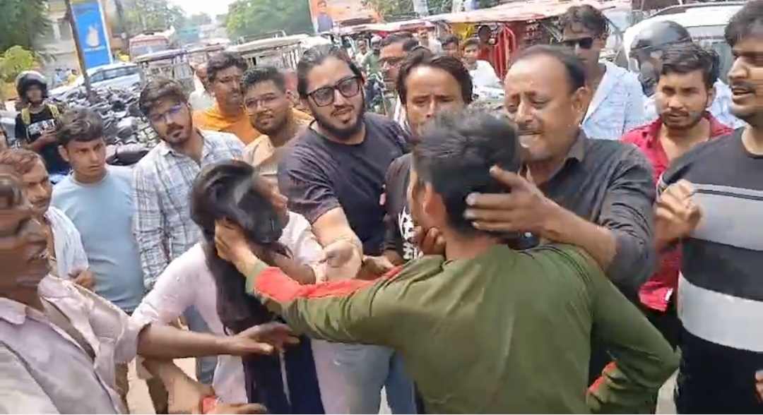 हरदोई में सड़क पर पत्नी की पिटाई, भीड़ ने आरोपी पति को पकड़कर पीटा, पुलिस ने लिया हिरासत में