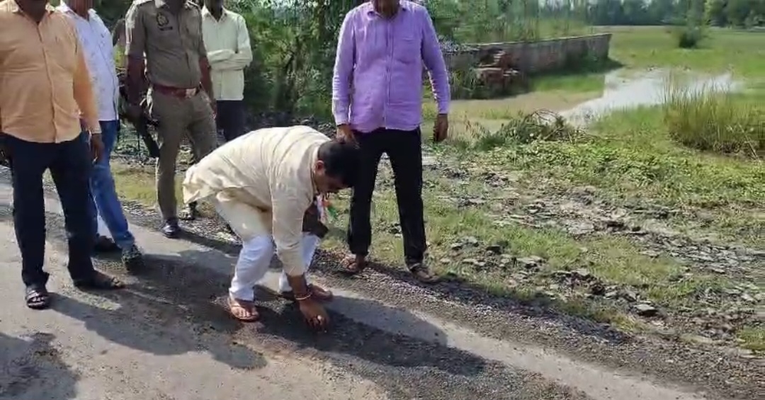 घटिया सड़क निर्माण पर भड़के विधायक, अधिकारियों को लगाई फटकार