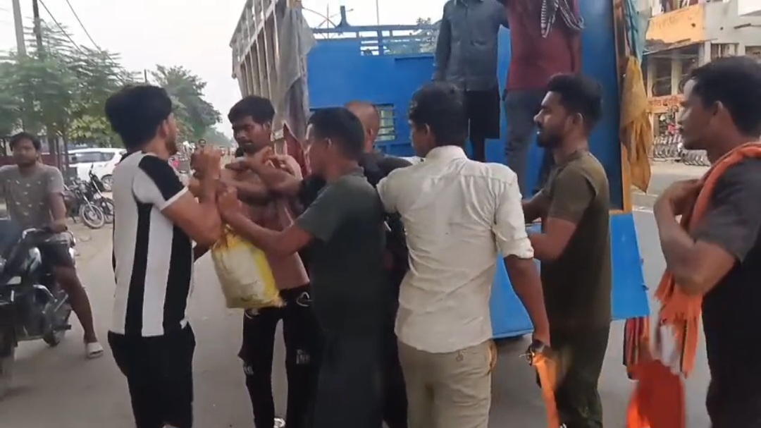 बीच सड़क पर पिकअप चालक की पिटाई, वीडियो वायरल होने के बाद पुलिस हरकत में
