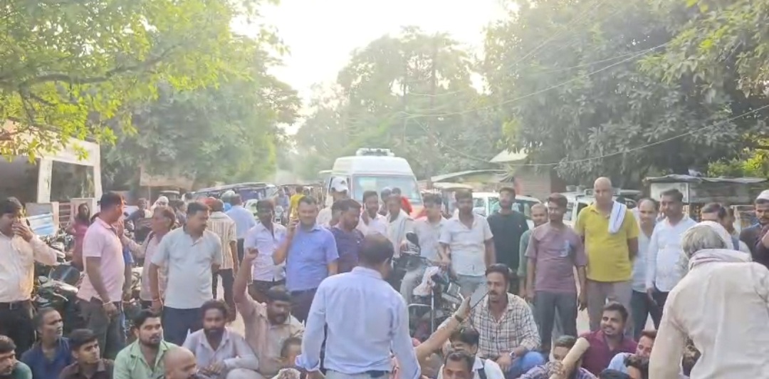 मेडिकल कॉलेज में आउटसोर्सिंग कर्मचारियों का हंगामा, वेतन न मिलने पर सड़क पर बैठे