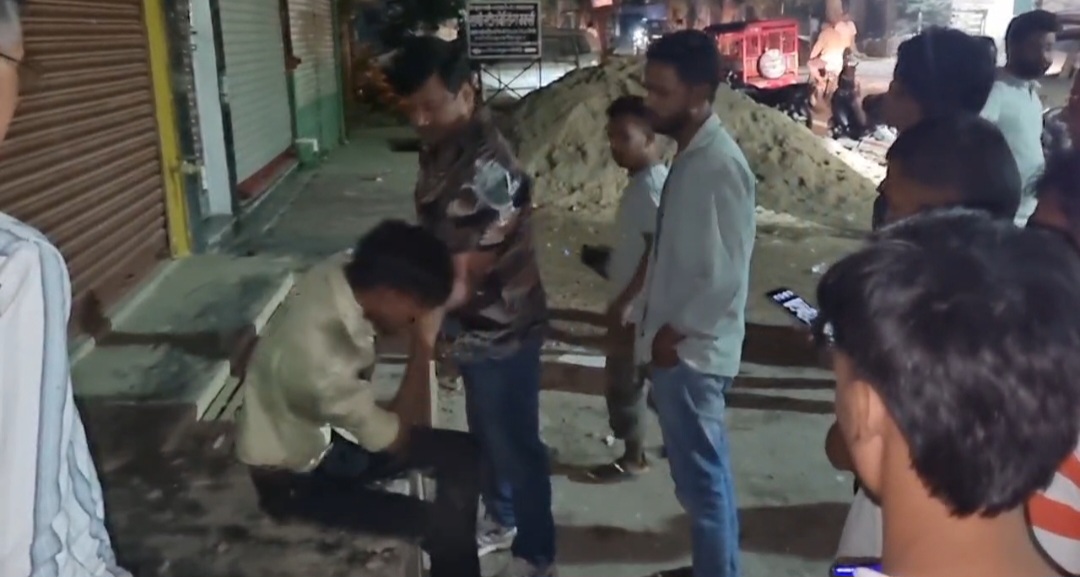 अनियंत्रित पिकप डाला सड़क किनारे मौरंग में घुसा,मची अफरातफरी,राहगीरों ने भाग कर बचाई जान,नशेड़ी ड्राइवर को लोगों ने पीटा,पिटाई का लाइव वीडियो आया सामने