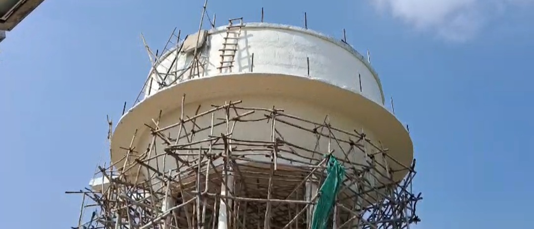 हरदोई में जल जीवन मिशन की टंकी का छज्जा गिरा, दो मजदूर गंभीर रूप से घायल, निर्माण गुणवत्ता पर उठे सवाल