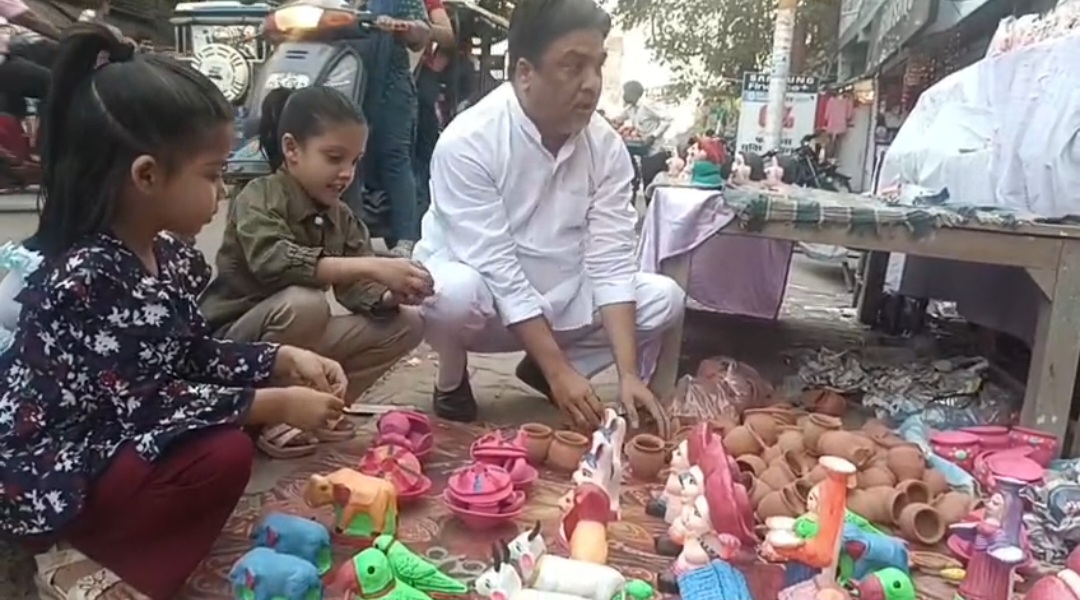 मिट्टी के बर्तनों और खिलौनों की खरीदारी कर कुम्हार कारीगरों को किया प्रोत्साहित