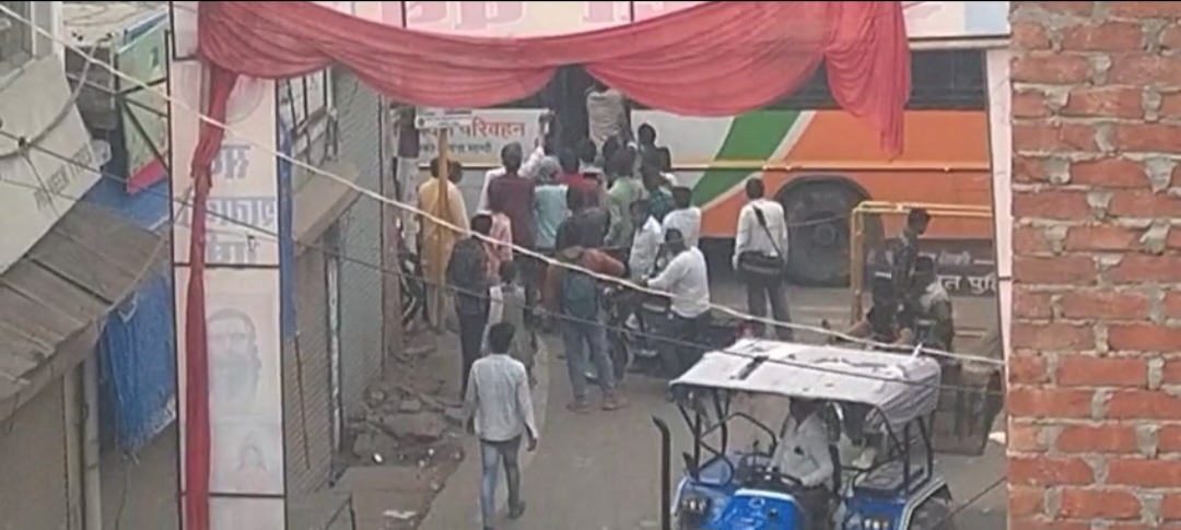 संडीला में रोडवेज सवारी को लेकर भयानक मारपीट, कर्मचारियों ने किया सड़क जाम