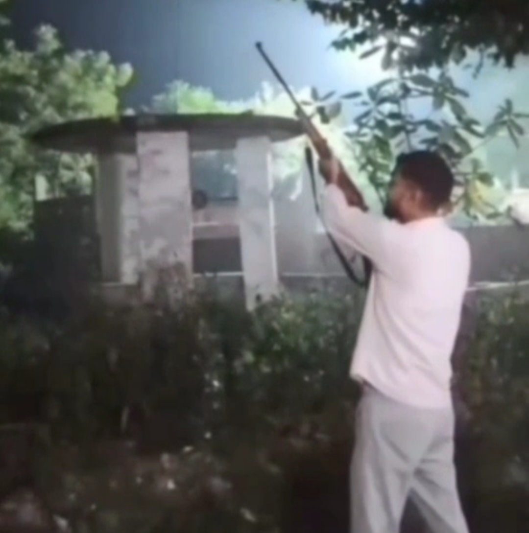 हरदोई में फायरिंग कर दहशत फैला रहा युवक, सोशल मीडिया पर वीडियो वायरल, गांव में आतंक और भय का माहौल