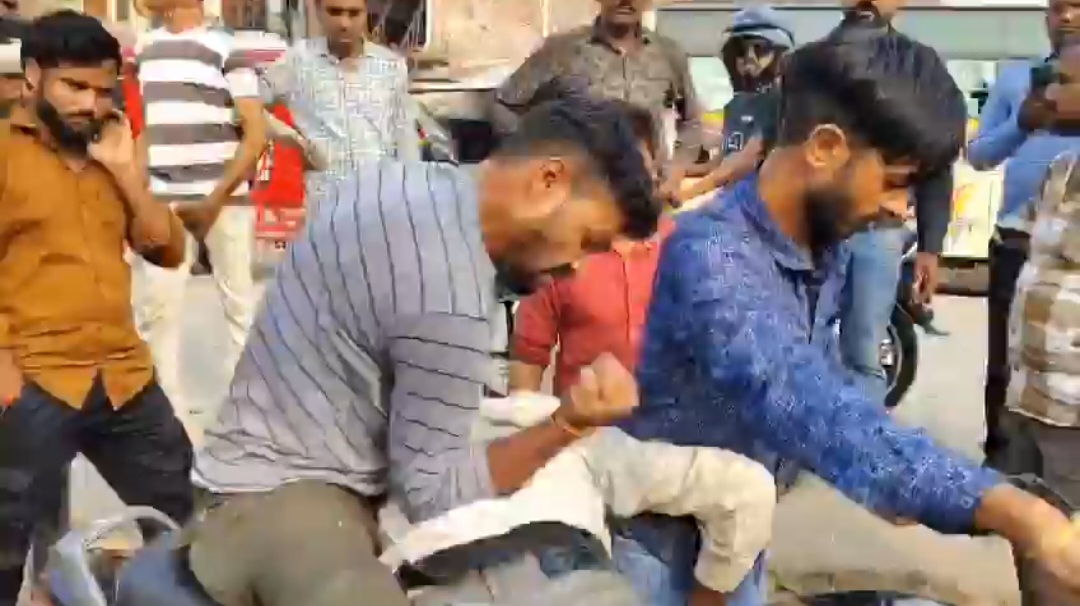 दलित को बाइक पर लिटाकर बेरहमी से पीटा, आरोपी फरार 
