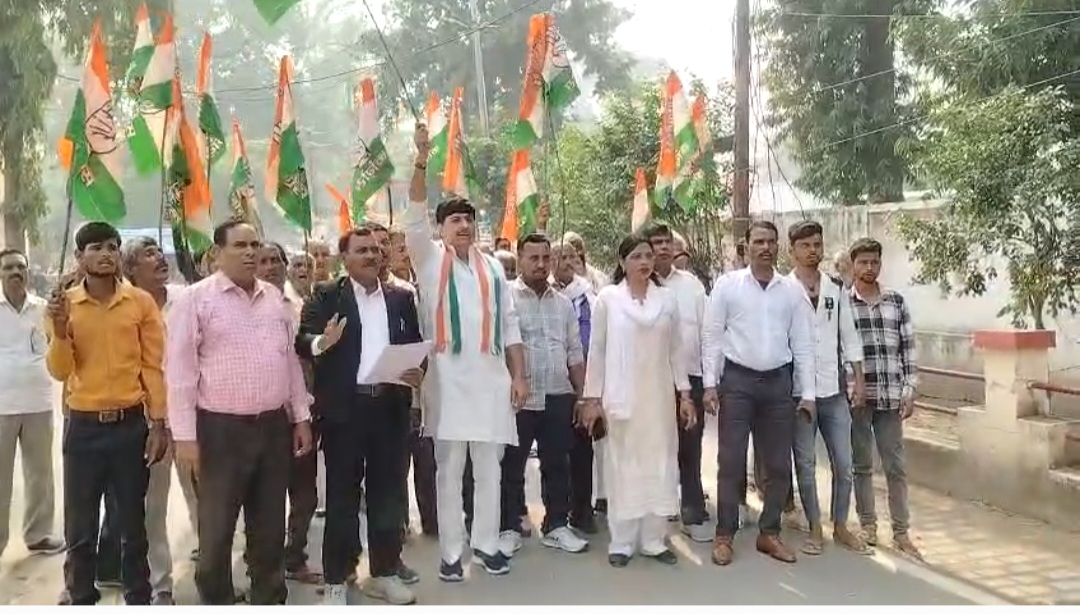 डीएपी की कालाबाजारी पर कांग्रेस का प्रदर्शन