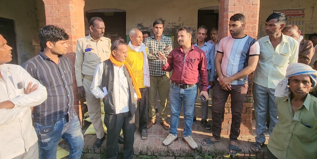 हरदोई में साधन सहकारी समिति पर किसानों को मिल रहा सरकारी दर पर बीज, किसानों ने जताई संतुष्टि, कहा- नहीं हो रही कोई समस्या