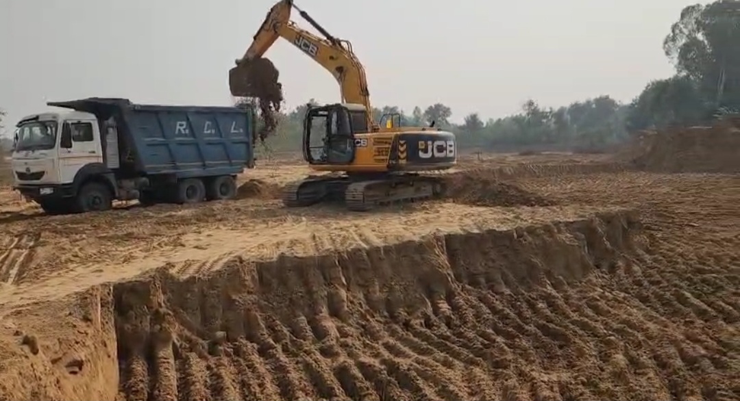 हरदोई में मानकविहीन खनन का खेल, RCL कंपनी पर नियमों के उल्लंघन का आरोप, खेत को तालाब बनाने का वीडियो वायरल, खनन अधिकारी बोले- जांच में दोषी पाए जाने पर की जाएगी कार्रवाई